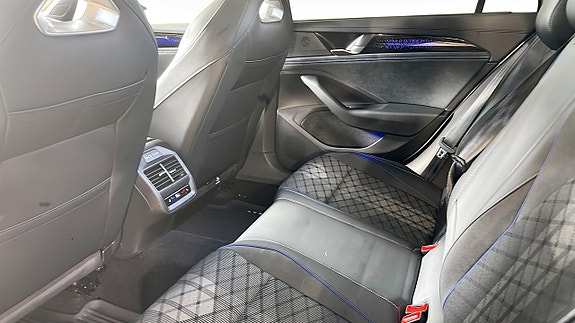 Volkswagen Passat 13 of 22