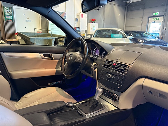 Mercedes-Benz C200 16 of 21