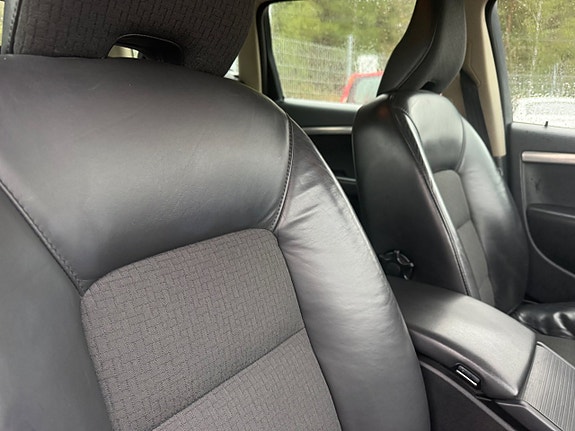 Volvo V70 8 of 16