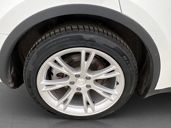 Tesla Model Y 24 of 25