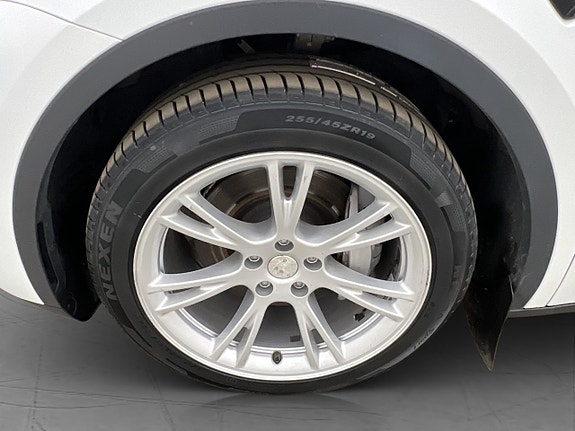 Tesla Model Y 22 of 25