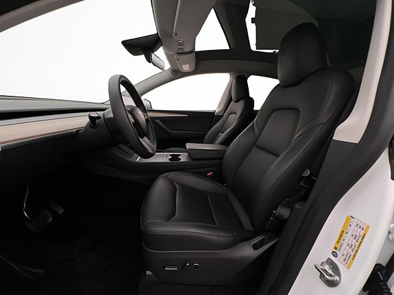 Tesla Model Y 13 of 25