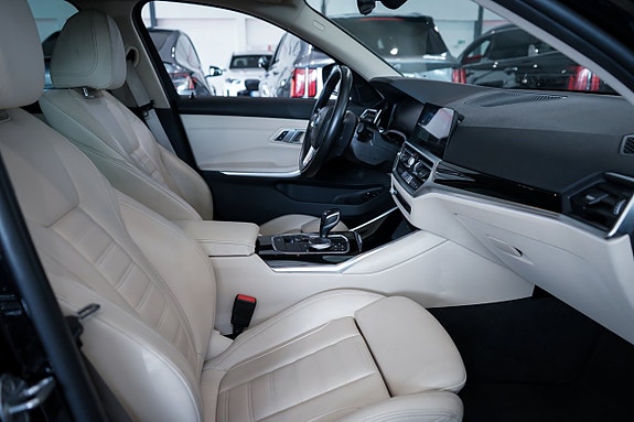 BMW 330e 22 of 25