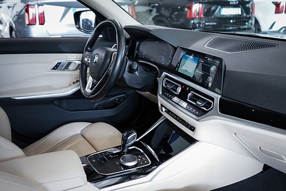 BMW 330e 21 of 25