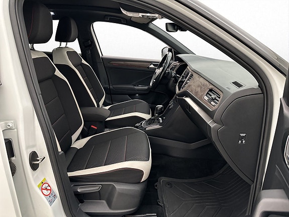 Volkswagen T-Roc 10 of 30