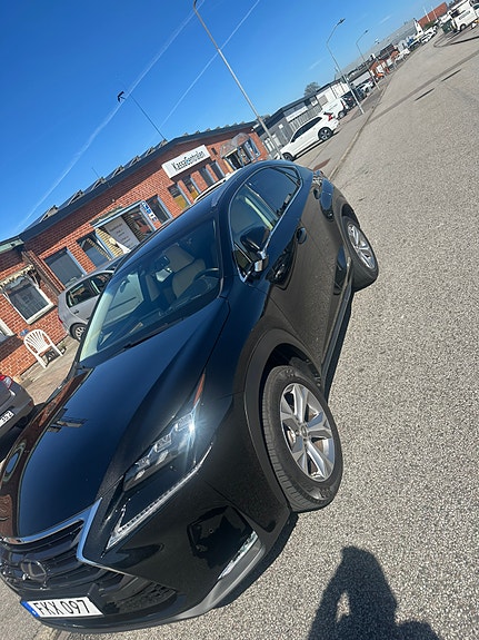 Lexus NX300h 2 of 5