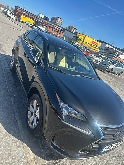 Lexus NX300h 4 of 5