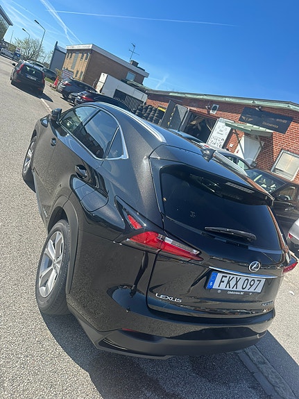 Lexus NX300h 3 of 5