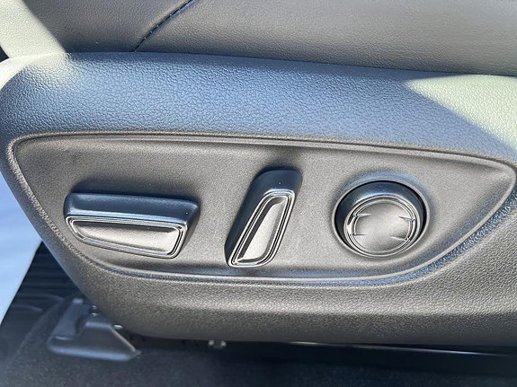 Toyota RAV4 12 of 17