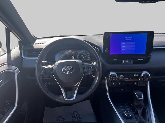 Toyota RAV4 9 of 17