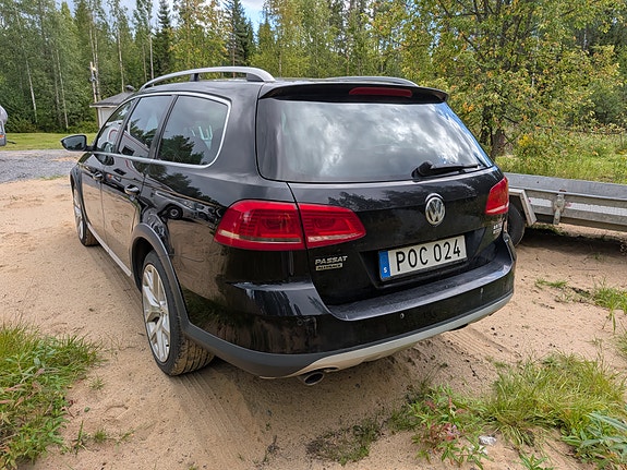 Volkswagen Passat Alltrack 2 of 3