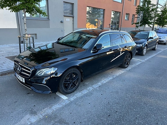 Mercedes-Benz E220 2 of 5