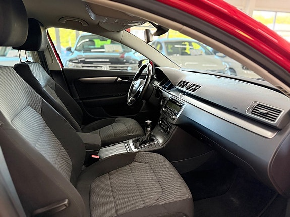 Volkswagen Passat 9 of 12