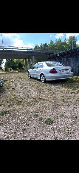 Mercedes-Benz E220 2 of 5