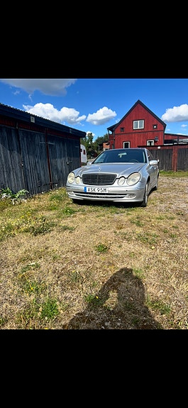 Mercedes-Benz E220 3 of 5