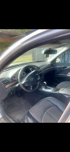 Mercedes-Benz E220 4 of 5