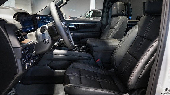 Chevrolet Suburban 12 of 30