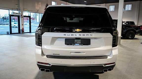 Chevrolet Suburban 6 of 30