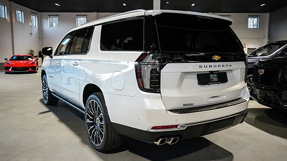 Chevrolet Suburban 5 of 30