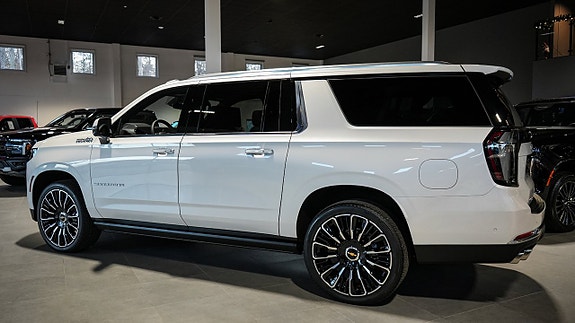 Chevrolet Suburban 4 of 30