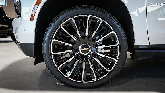 Chevrolet Suburban 8 of 30