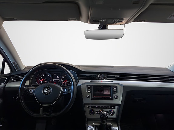 Volkswagen Passat 17 of 26