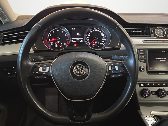Volkswagen Passat 15 of 26