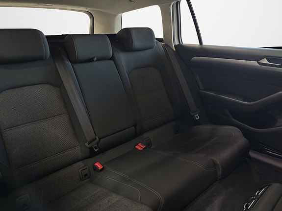 Volkswagen Passat 21 of 26