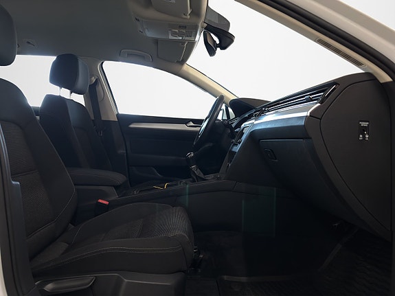 Volkswagen Passat 12 of 26