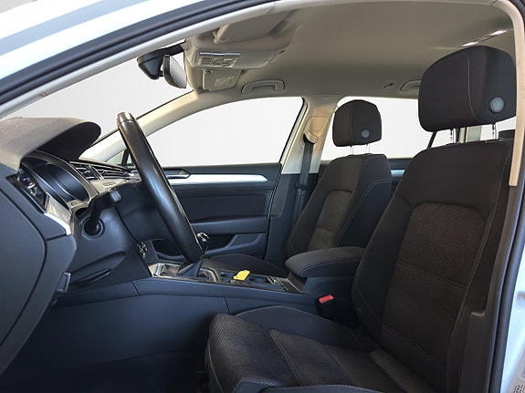 Volkswagen Passat 11 of 26