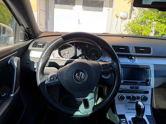 Volkswagen Passat Alltrack 4 of 6