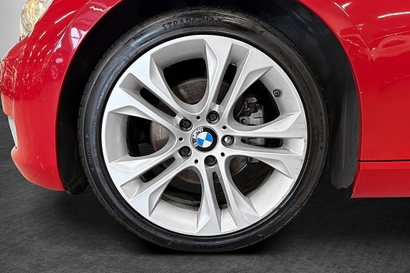 BMW 320i 2 of 18