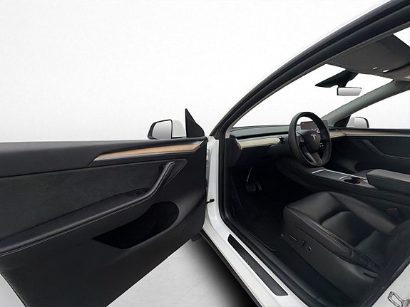 Tesla Model Y 11 of 30