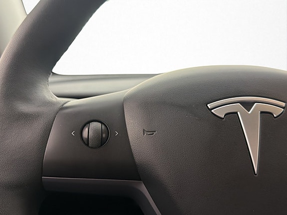 Tesla Model Y 16 of 30