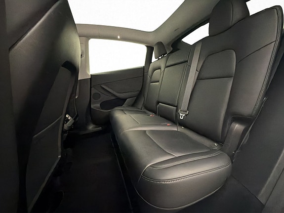 Tesla Model Y 28 of 30