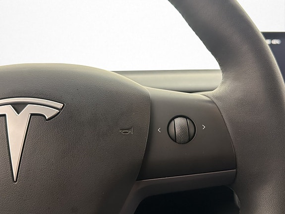 Tesla Model Y 17 of 30