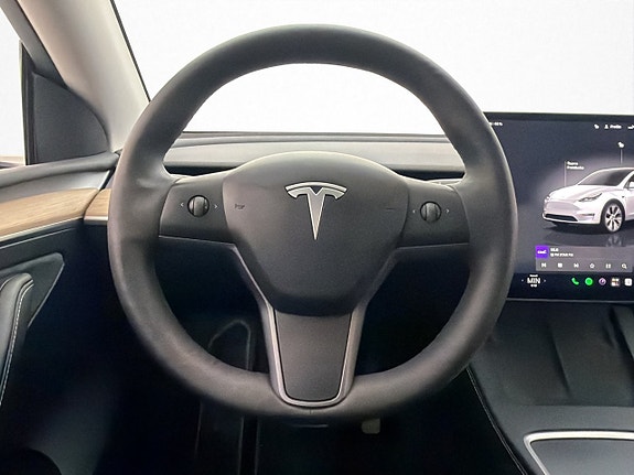 Tesla Model Y 15 of 30