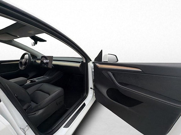 Tesla Model Y 27 of 30