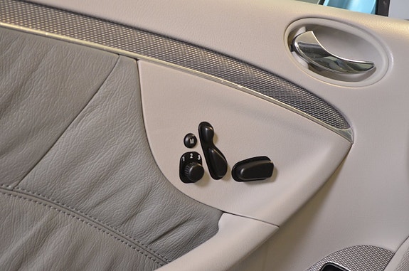 Mercedes-Benz CLK320 10 of 21