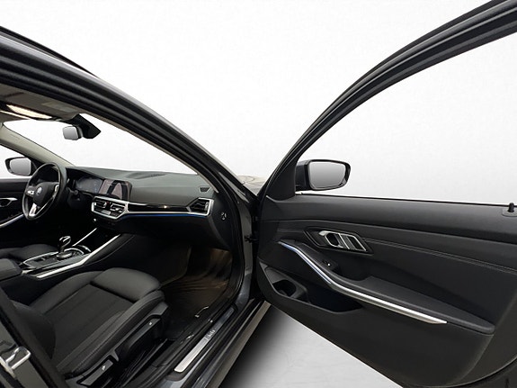 BMW 330e 28 of 30