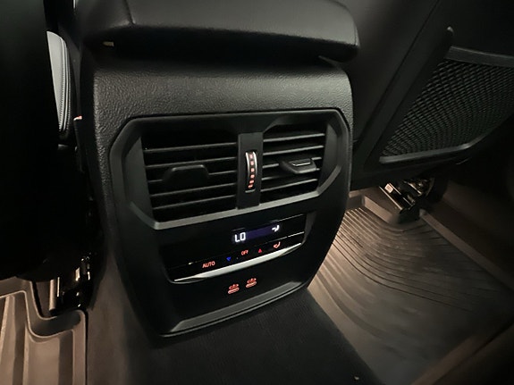 BMW 330e 30 of 30