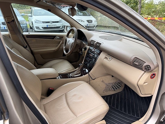 Mercedes-Benz C240 14 of 26