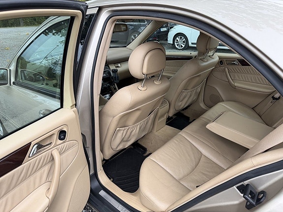 Mercedes-Benz C240 17 of 26