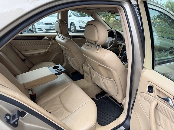 Mercedes-Benz C240 19 of 26