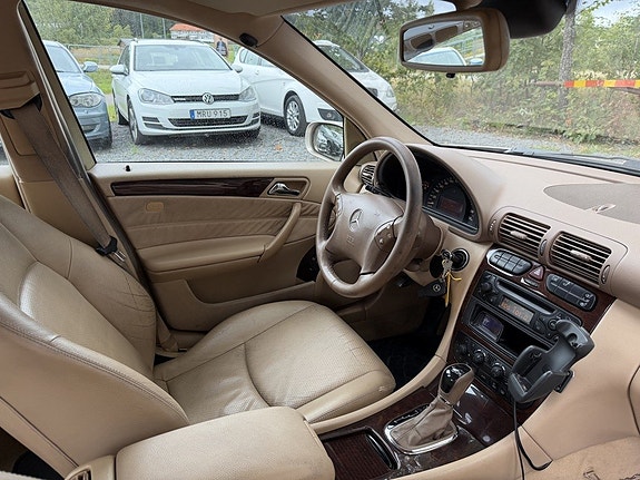 Mercedes-Benz C240 13 of 26