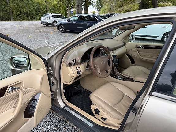 Mercedes-Benz C240 12 of 26
