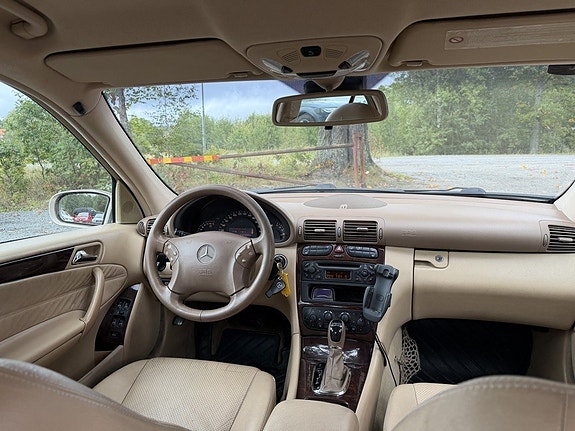 Mercedes-Benz C240 10 of 26