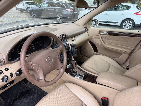 Mercedes-Benz C240 11 of 26