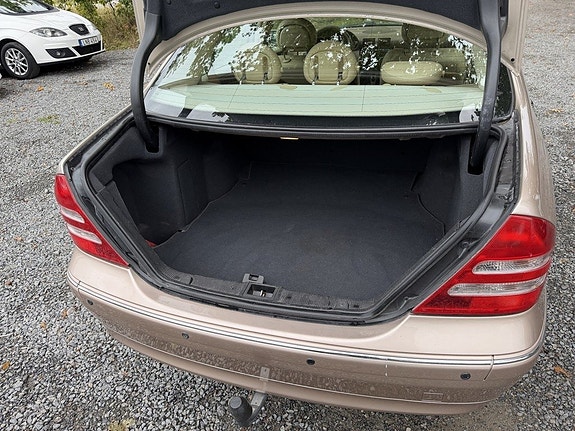 Mercedes-Benz C240 23 of 26