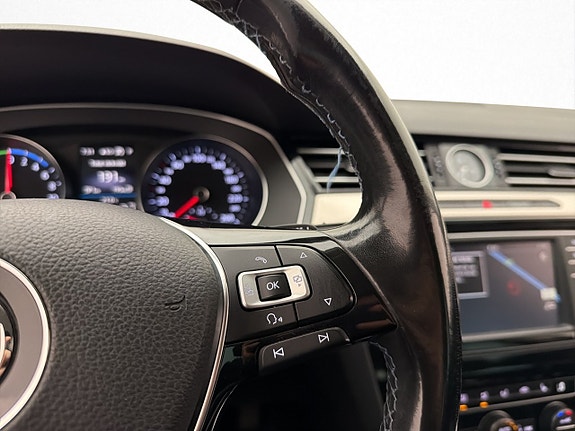 Volkswagen Passat 18 of 30